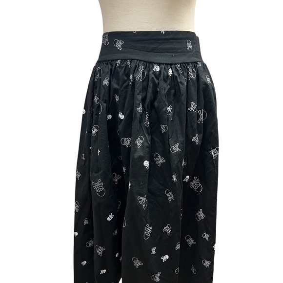SARA USA Black Skull Skirt Midi with white skulls Elastic Waist Size Large NWOT - Picture 3 of 10